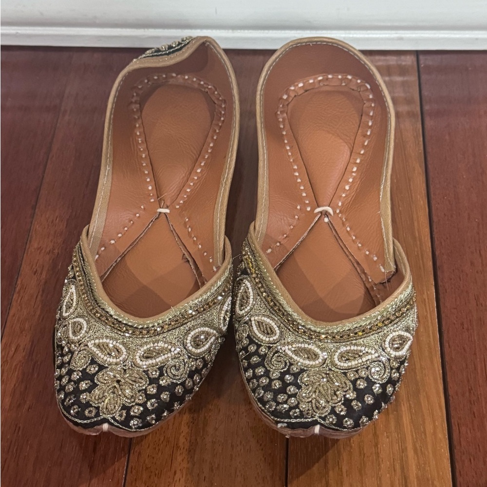 India Punjabi JUTTI flats. Embellished Black and Gold Women’s Traditional Flats